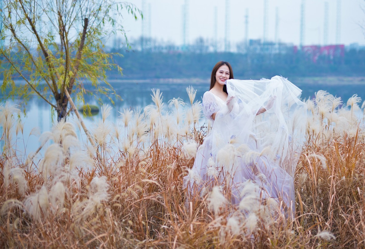 明眸照暖冬，皓齿生明媚