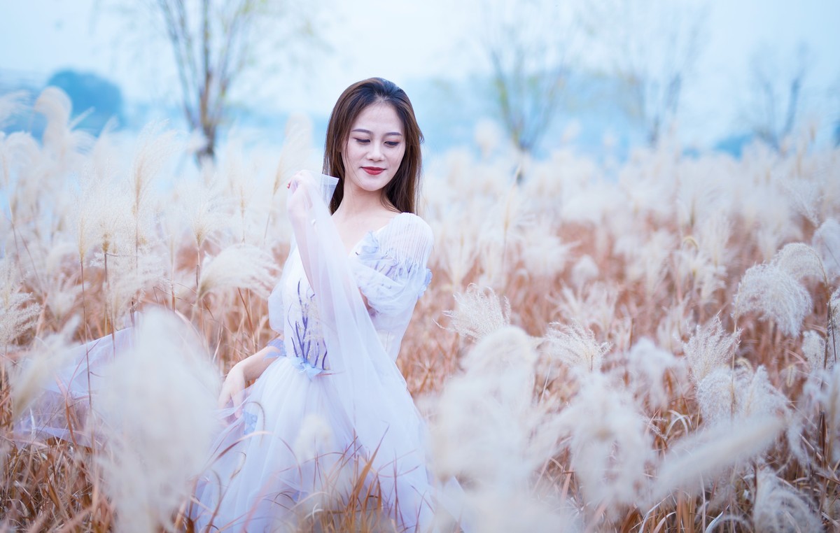 明眸照暖冬，皓齿生明媚