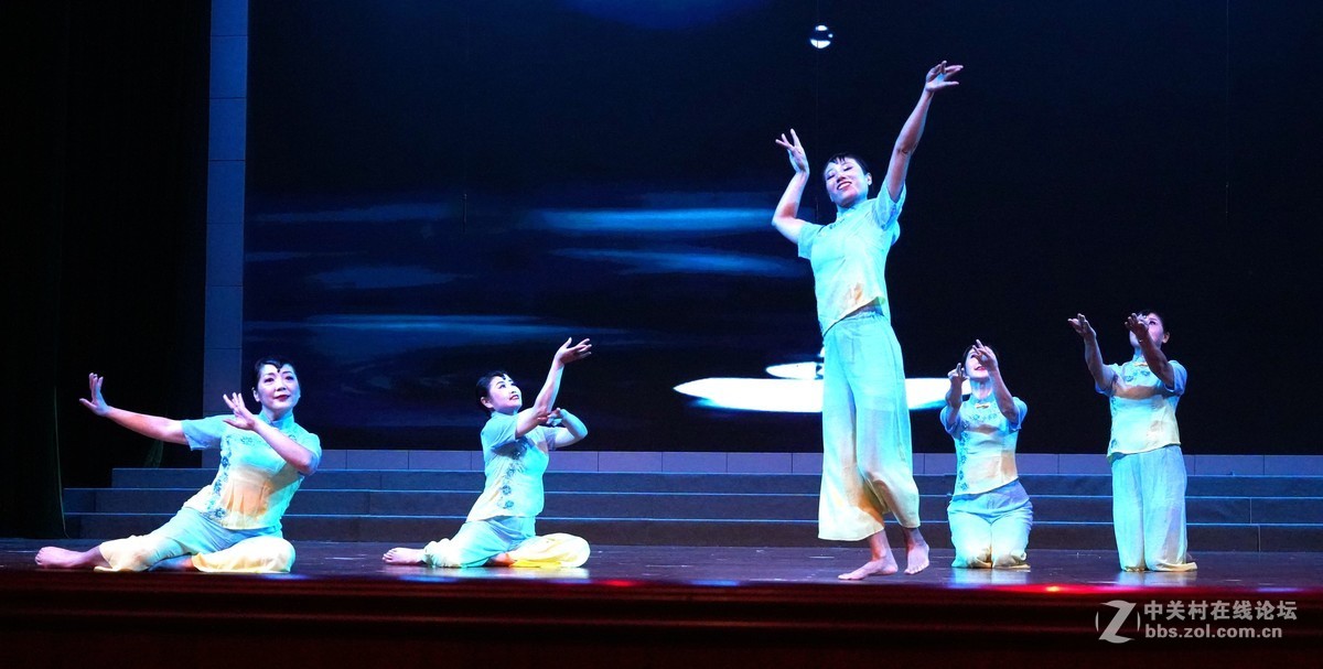 舞蹈一一细雨屋前