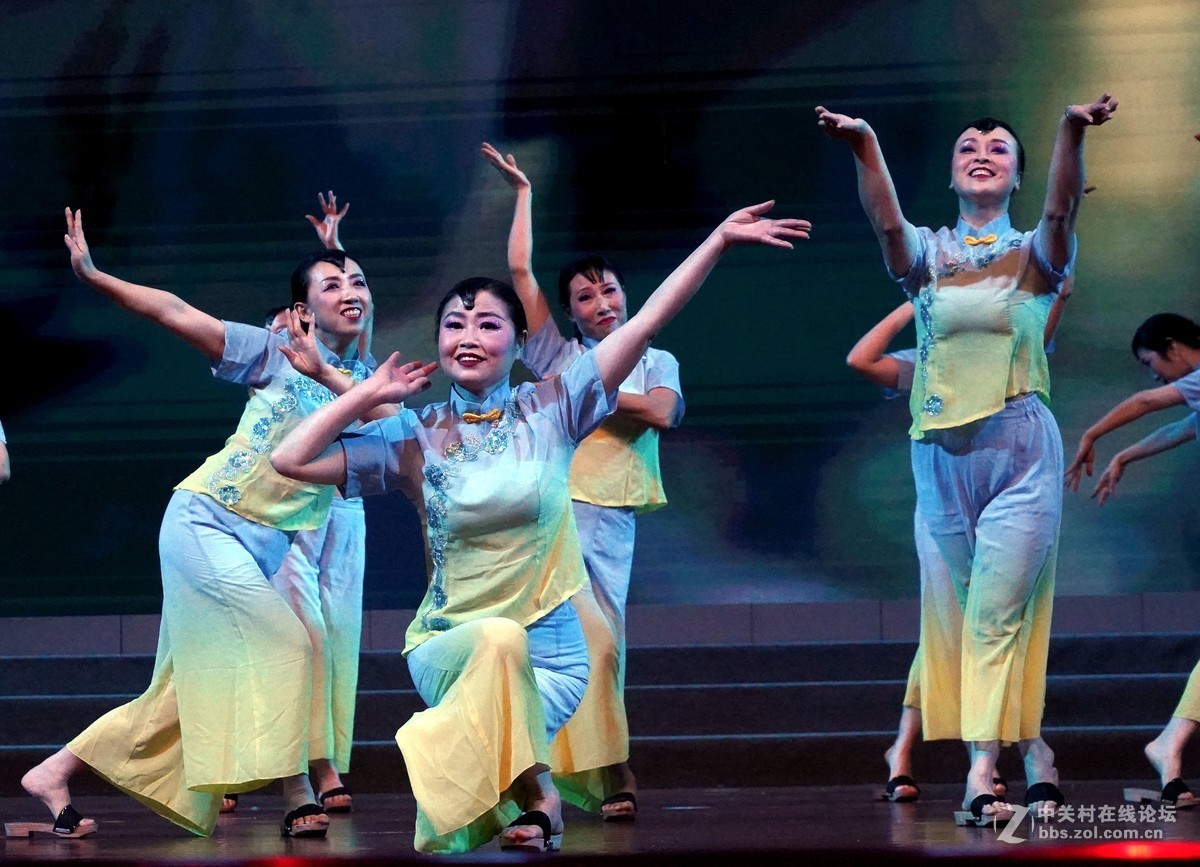 舞蹈一一细雨屋前