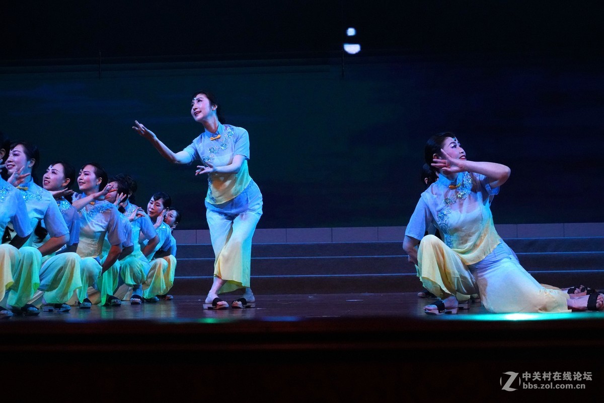 舞蹈一一细雨屋前