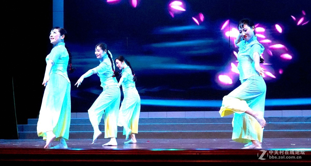 舞蹈一一细雨屋前