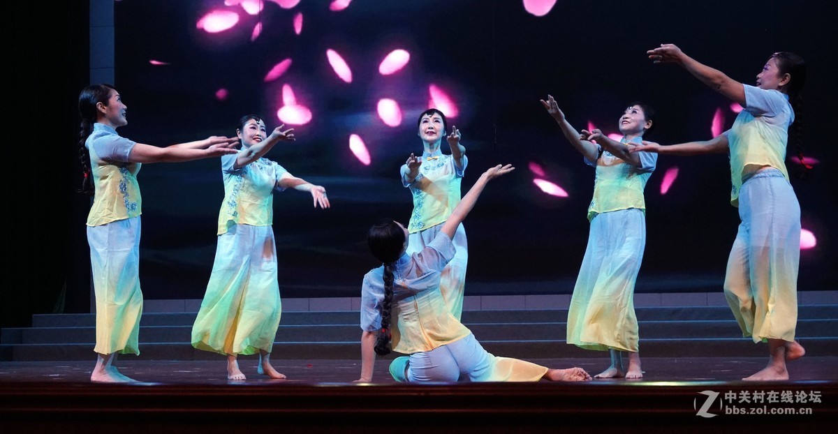 舞蹈一一细雨屋前