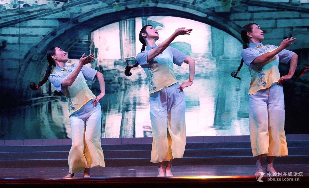 舞蹈一一细雨屋前