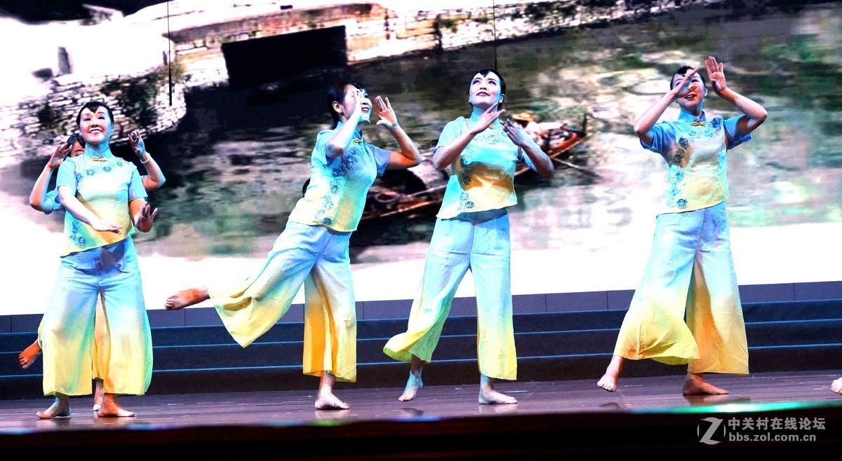 舞蹈一一细雨屋前