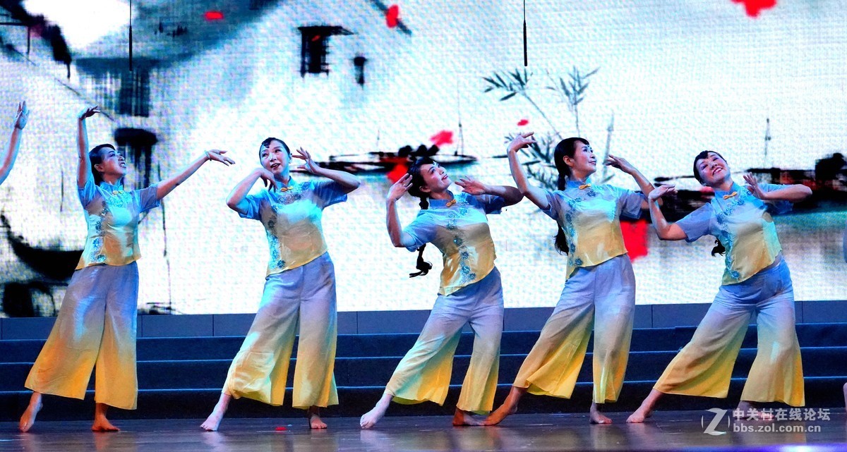 舞蹈一一细雨屋前