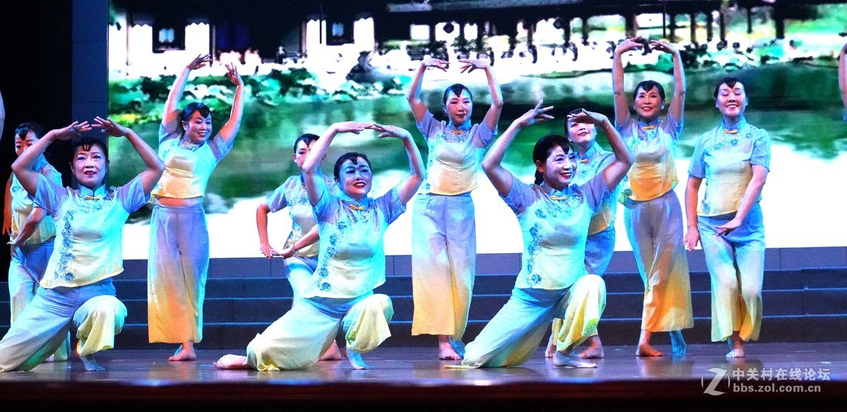 舞蹈一一细雨屋前