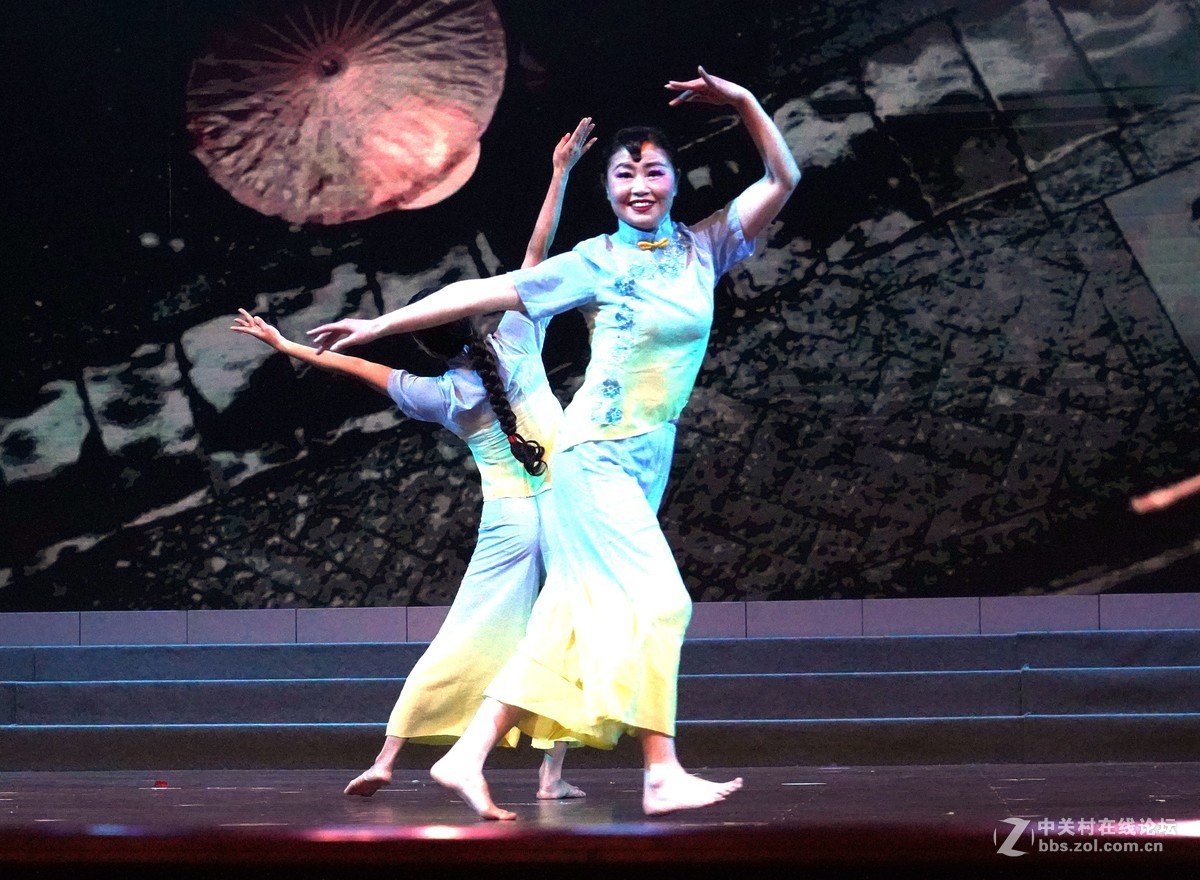 舞蹈一一细雨屋前