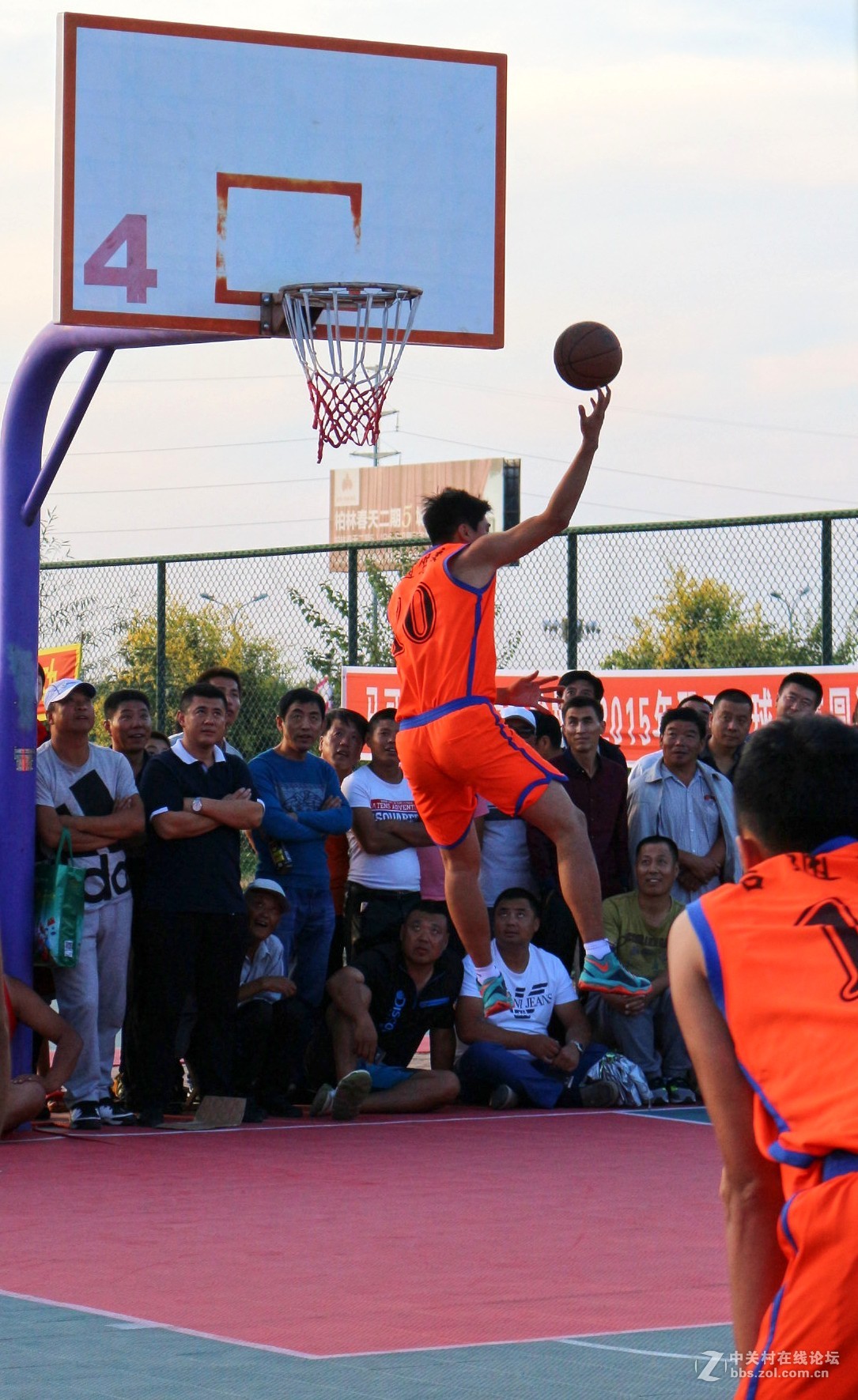 运动抓拍拉杆上篮