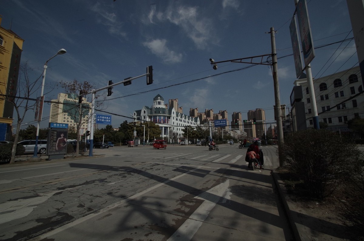 我的K30入手有4年多了，为什么拍出的照片很暗，必须增加对比度才能看。请指点一下?