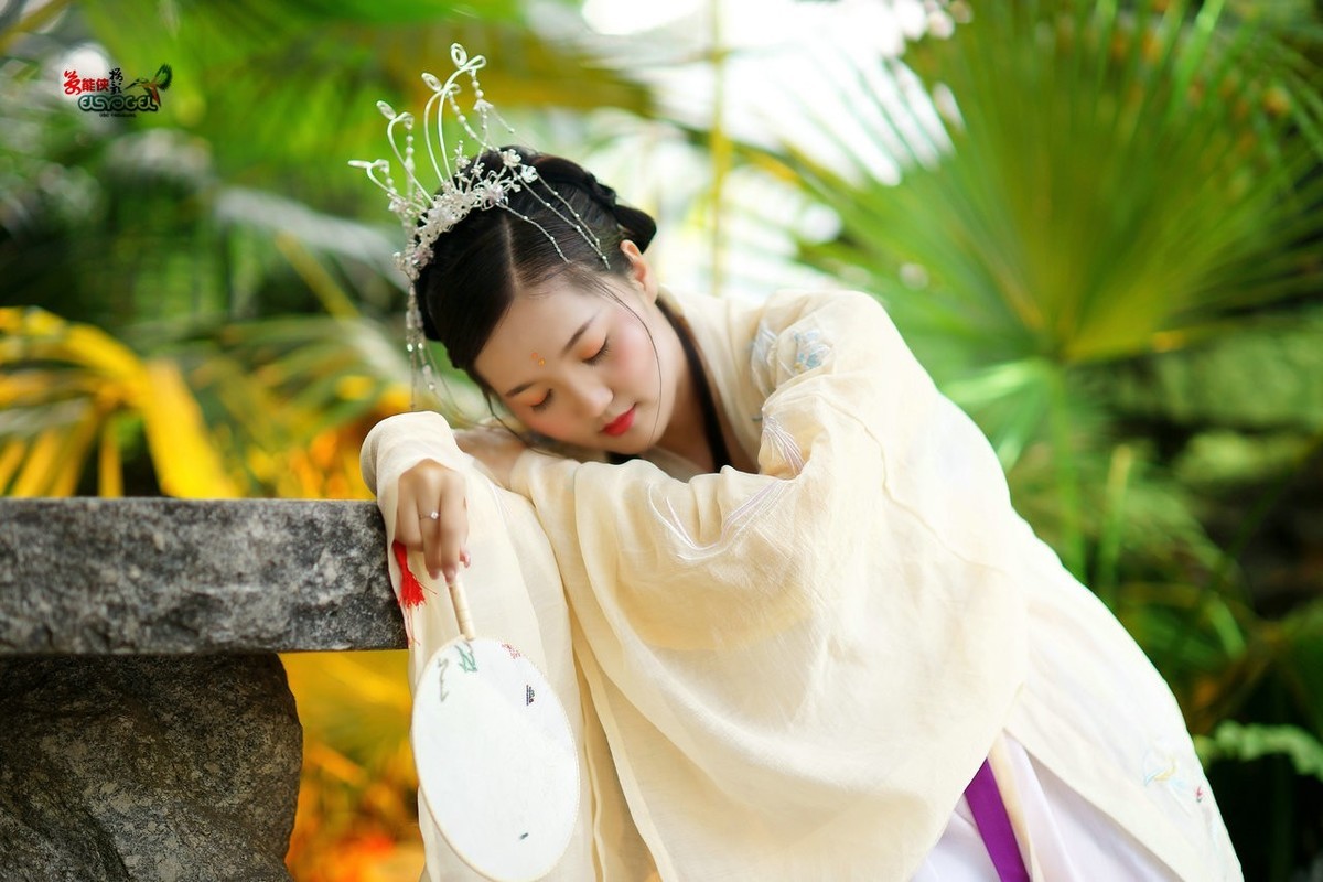 古装黄衣美女小张