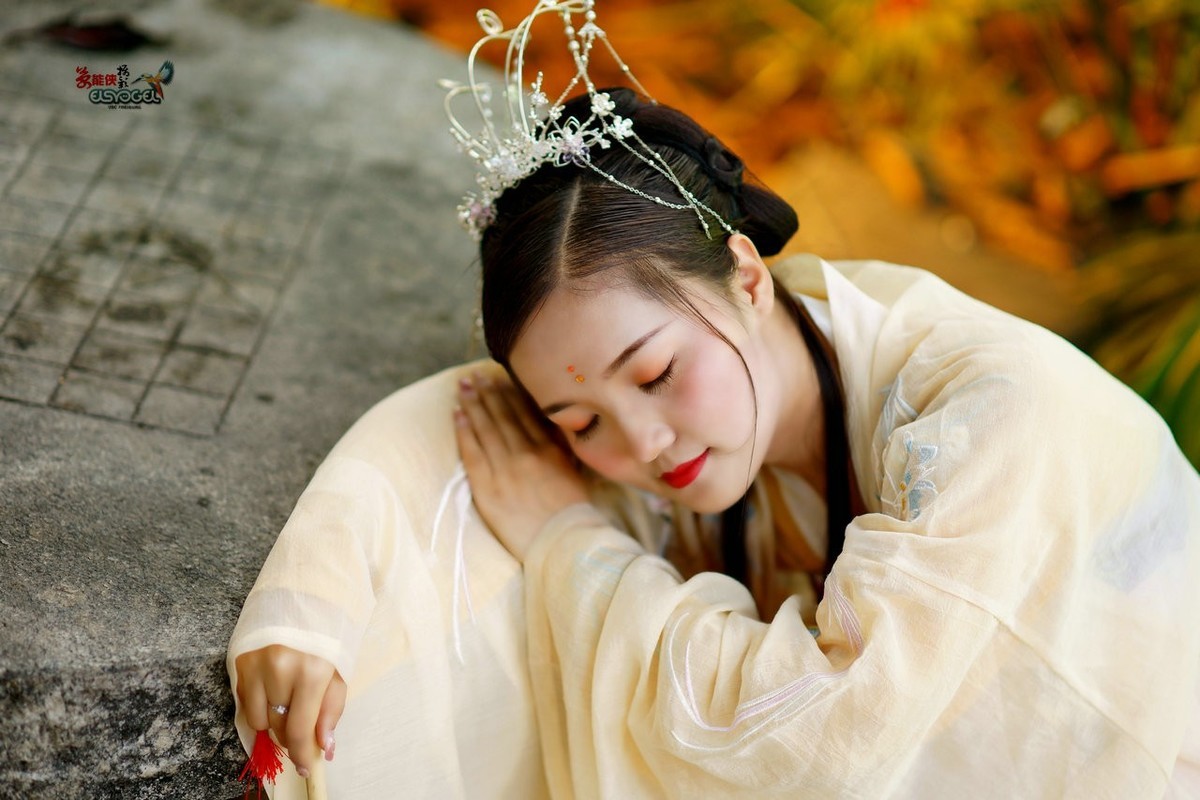 古装黄衣美女小张