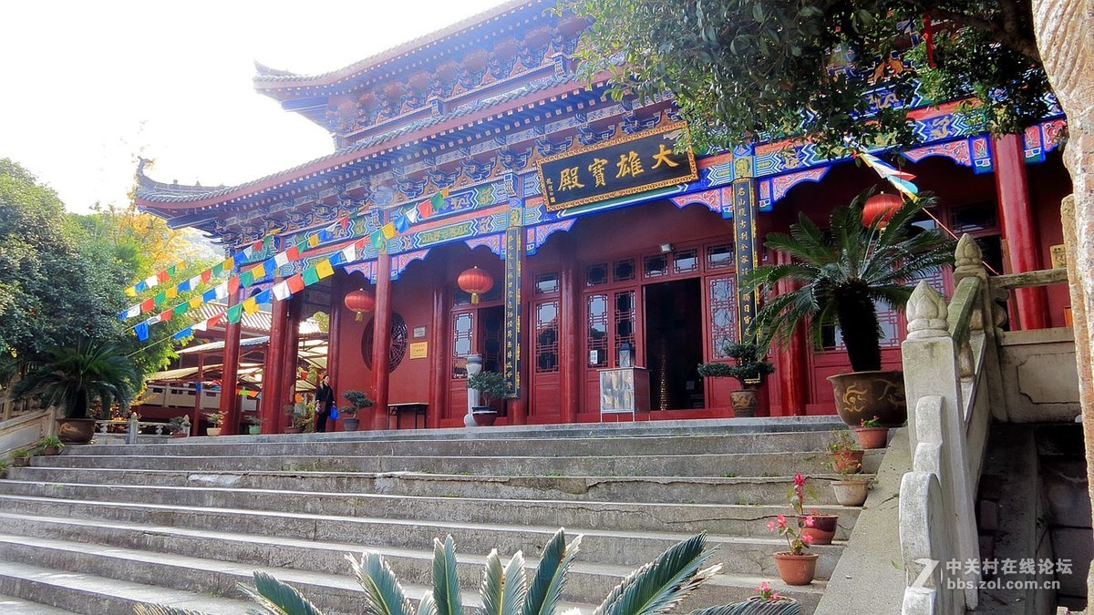 法门寺庙金尊佛像