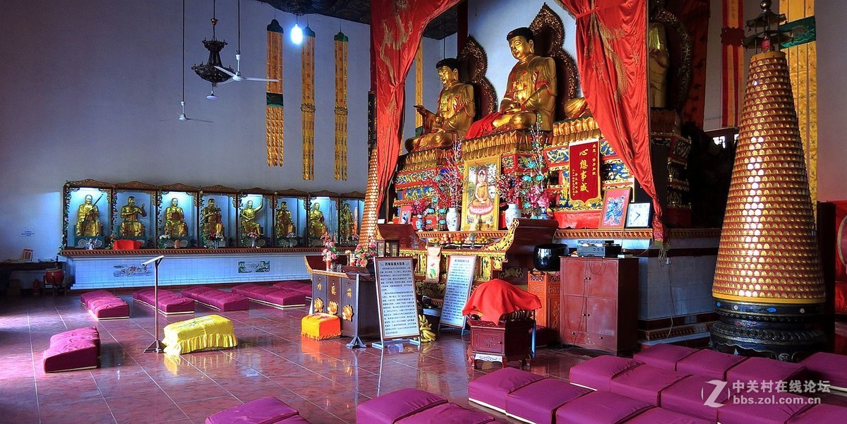 法门寺庙金尊佛像