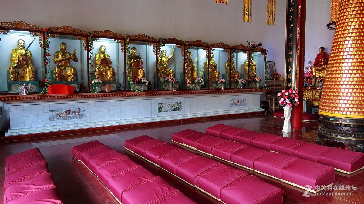 法门寺庙金尊佛像