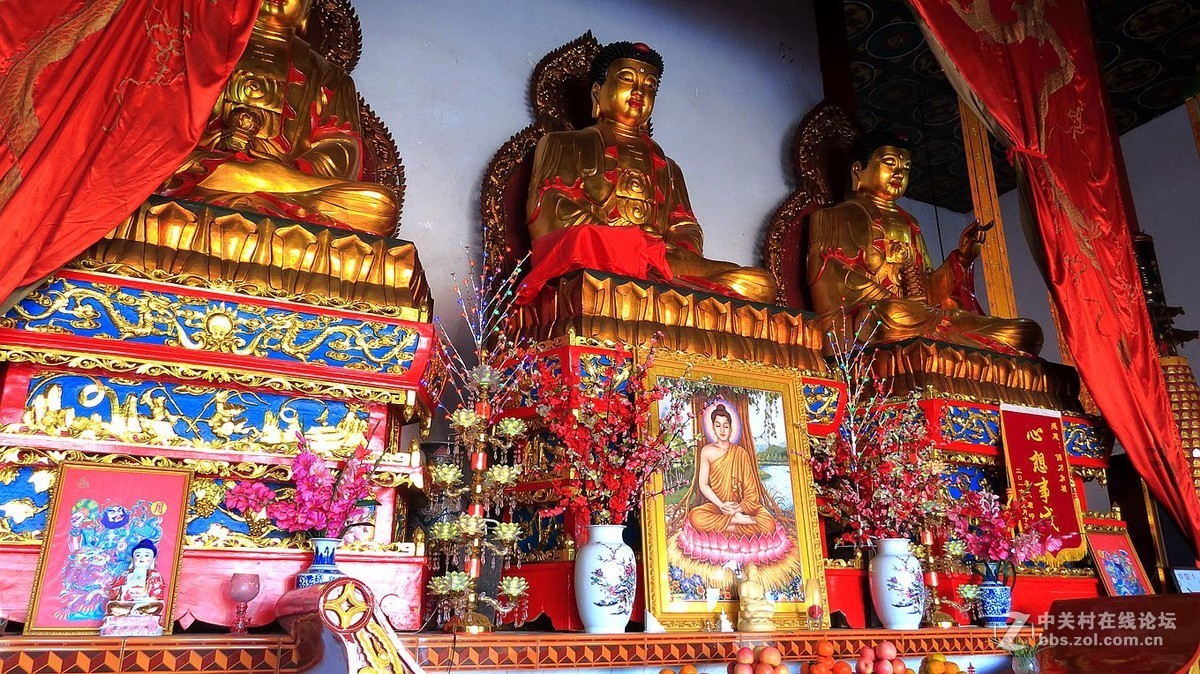 法门寺庙金尊佛像