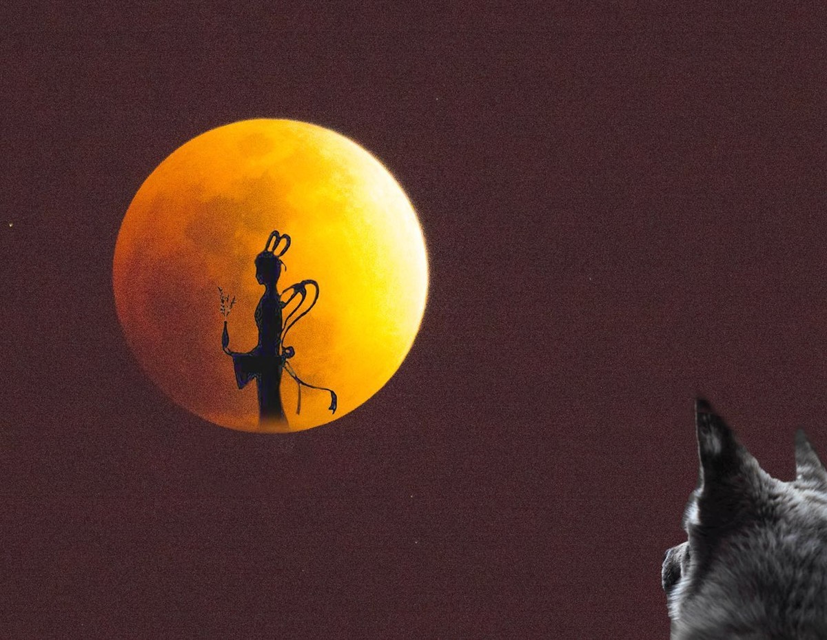 天空惊现彩色月亮