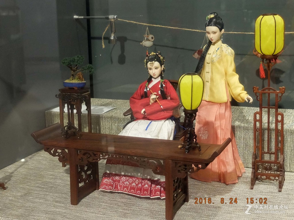 《偶遇》1——摄于上海市群众艺术馆（形似逼真的娃偶）