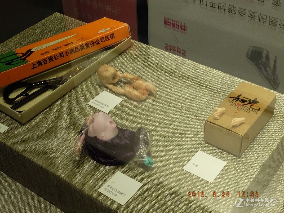 《偶遇》1——摄于上海市群众艺术馆（形似逼真的娃偶）