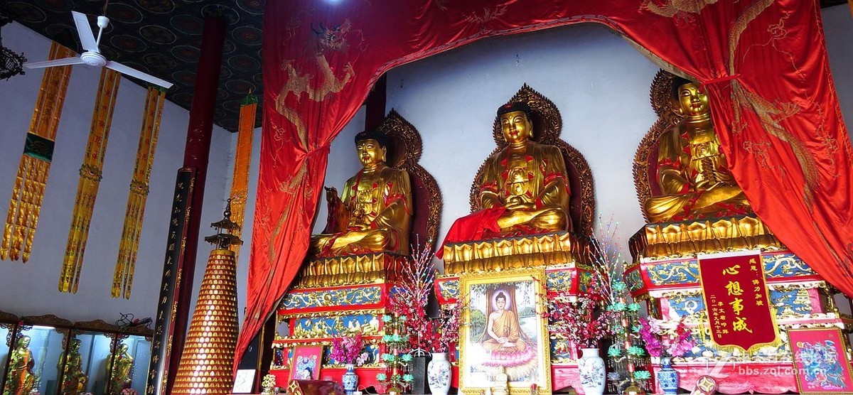 法门寺庙金尊佛像