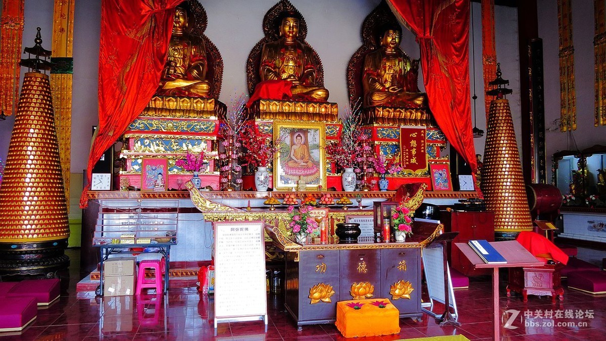 法门寺庙金尊佛像