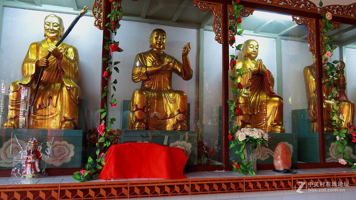 法门寺庙金尊佛像