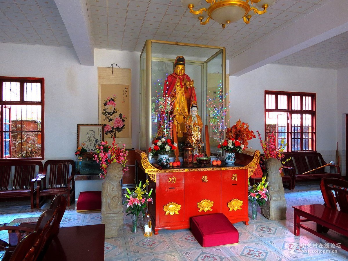 法门寺庙金尊佛像