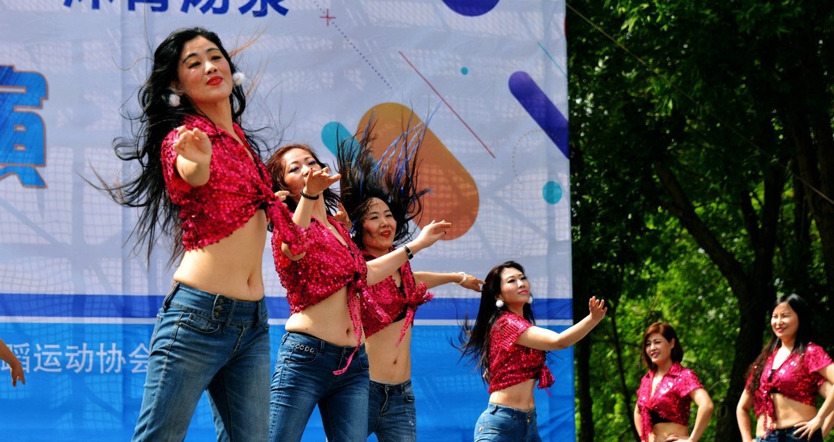 激情四射甩发舞