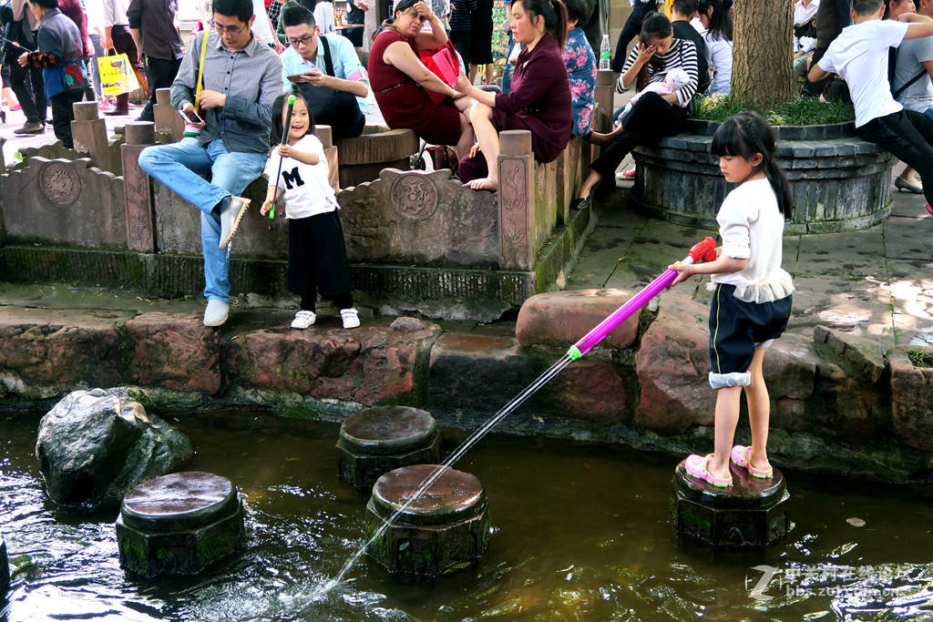 《献给孩子们（2）---水仗》