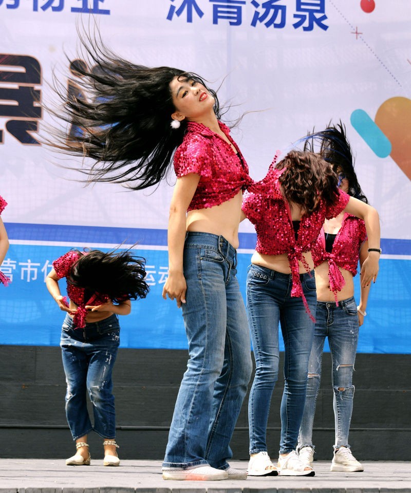 激情四射甩发舞