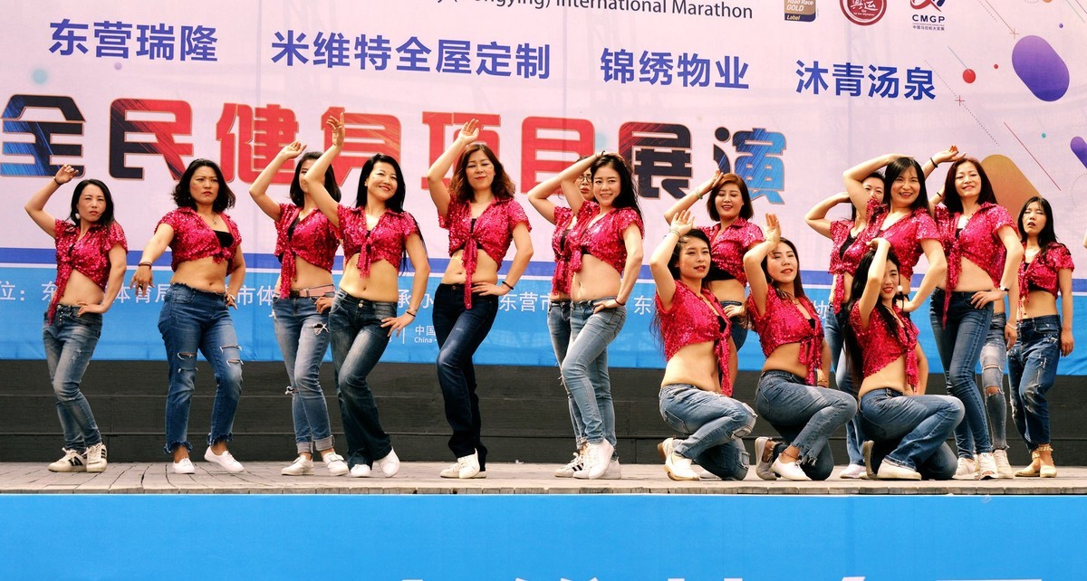 激情四射甩发舞