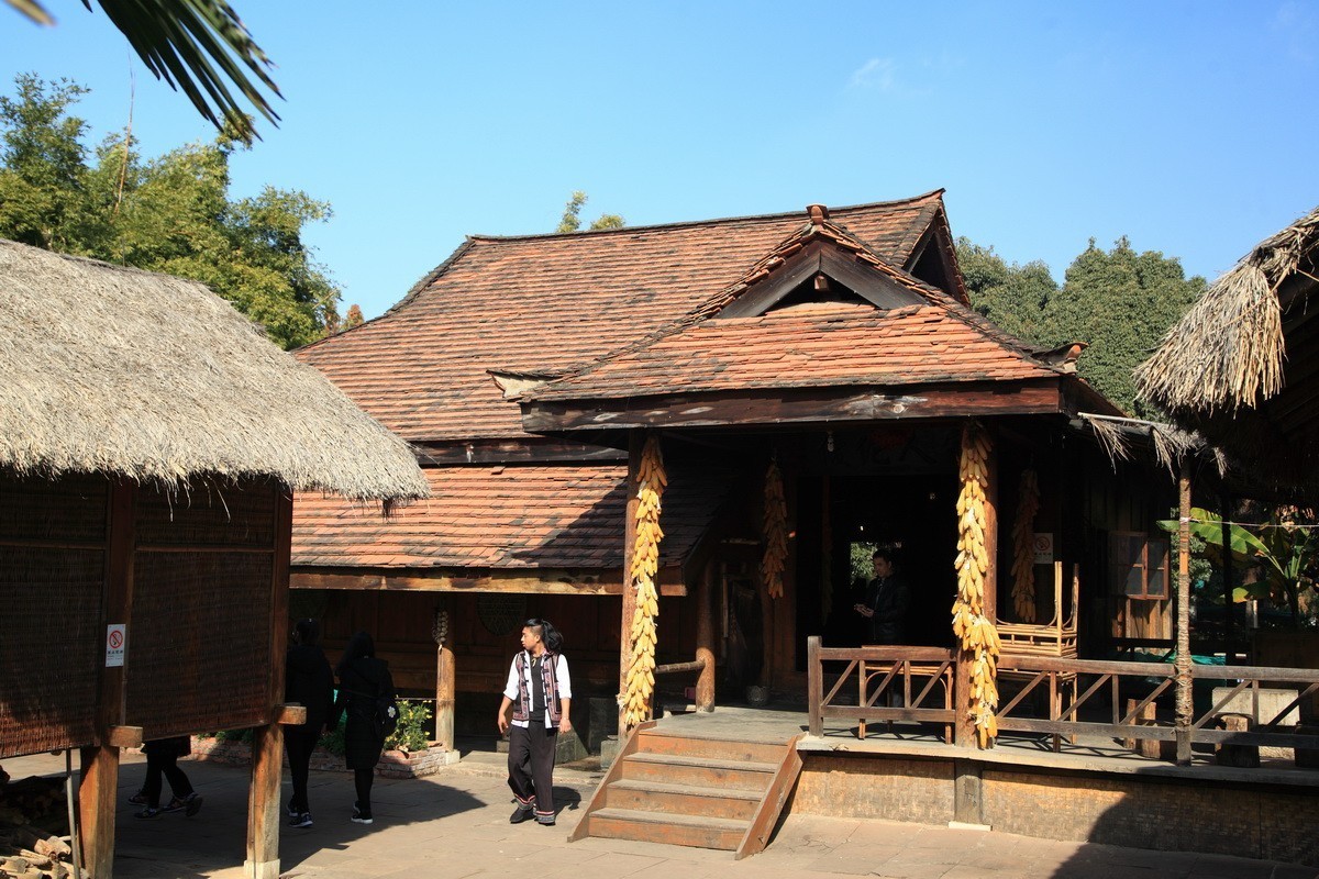 游览云南民族村