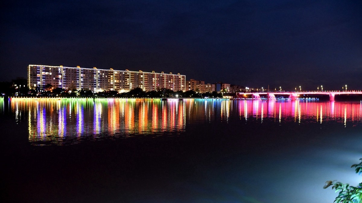 广西容县绣江两岸夜景