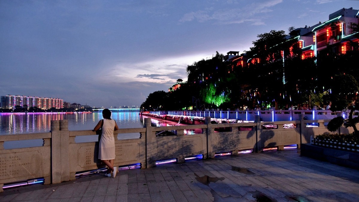 广西容县绣江两岸夜景