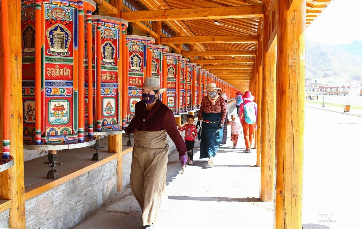 拉卜楞寺转经筒