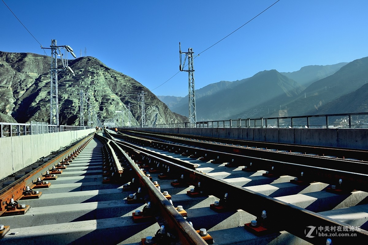 在建中的兰渝铁路陇南段