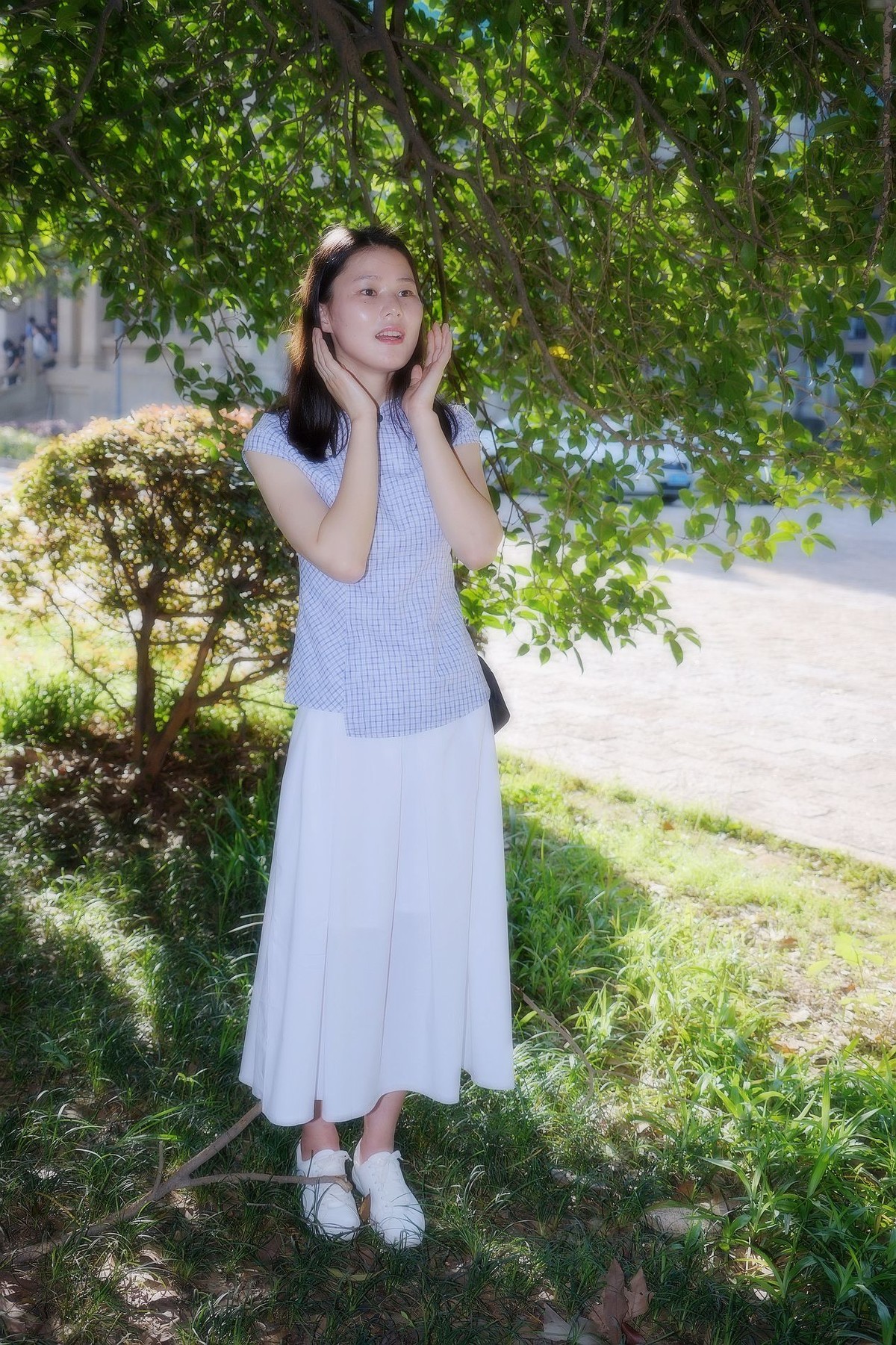 环境人像外拍校园休闲的女生