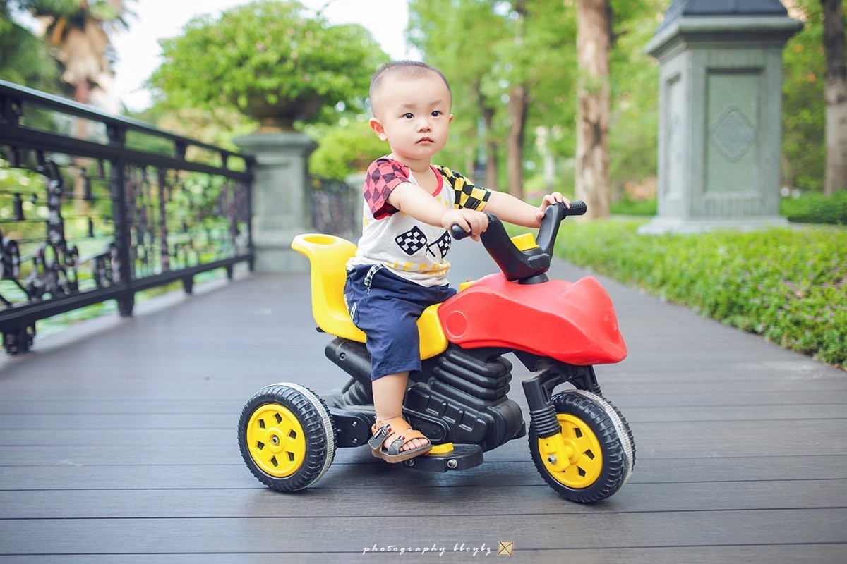 不爱戴帽子的小帅哥。