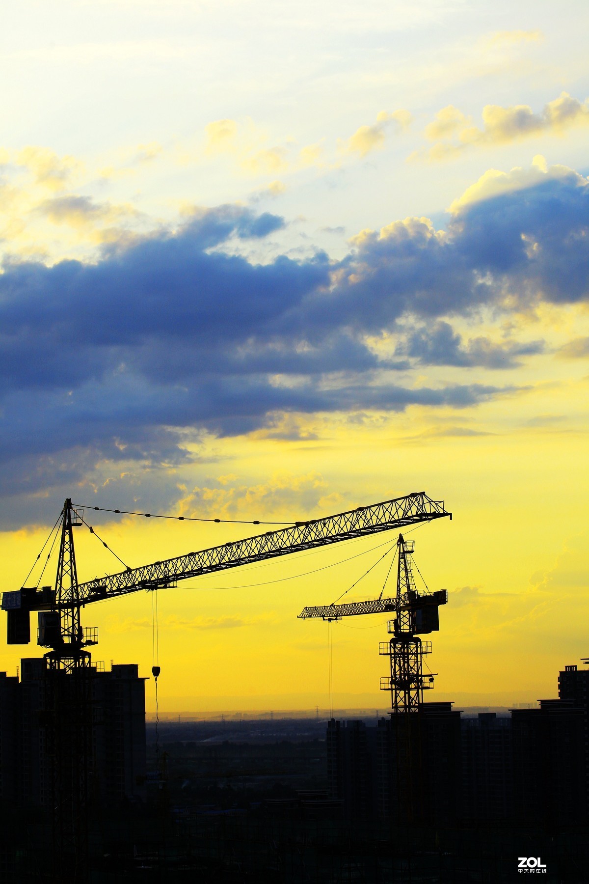 拍窗户外面的城市风光