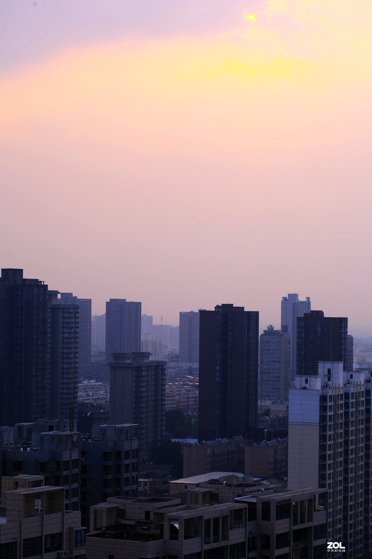 拍窗户外面的城市风光