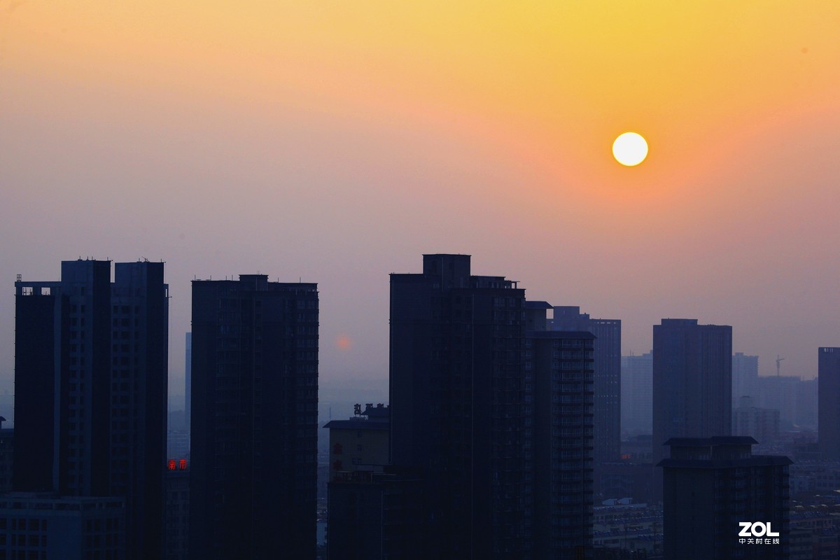拍窗户外面的城市风光