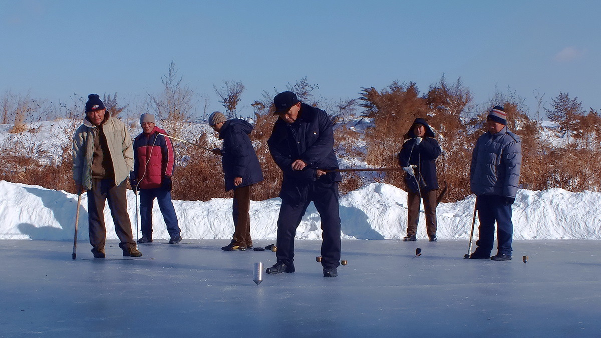 冰天雪地玩什么长白岛上抽冰猴