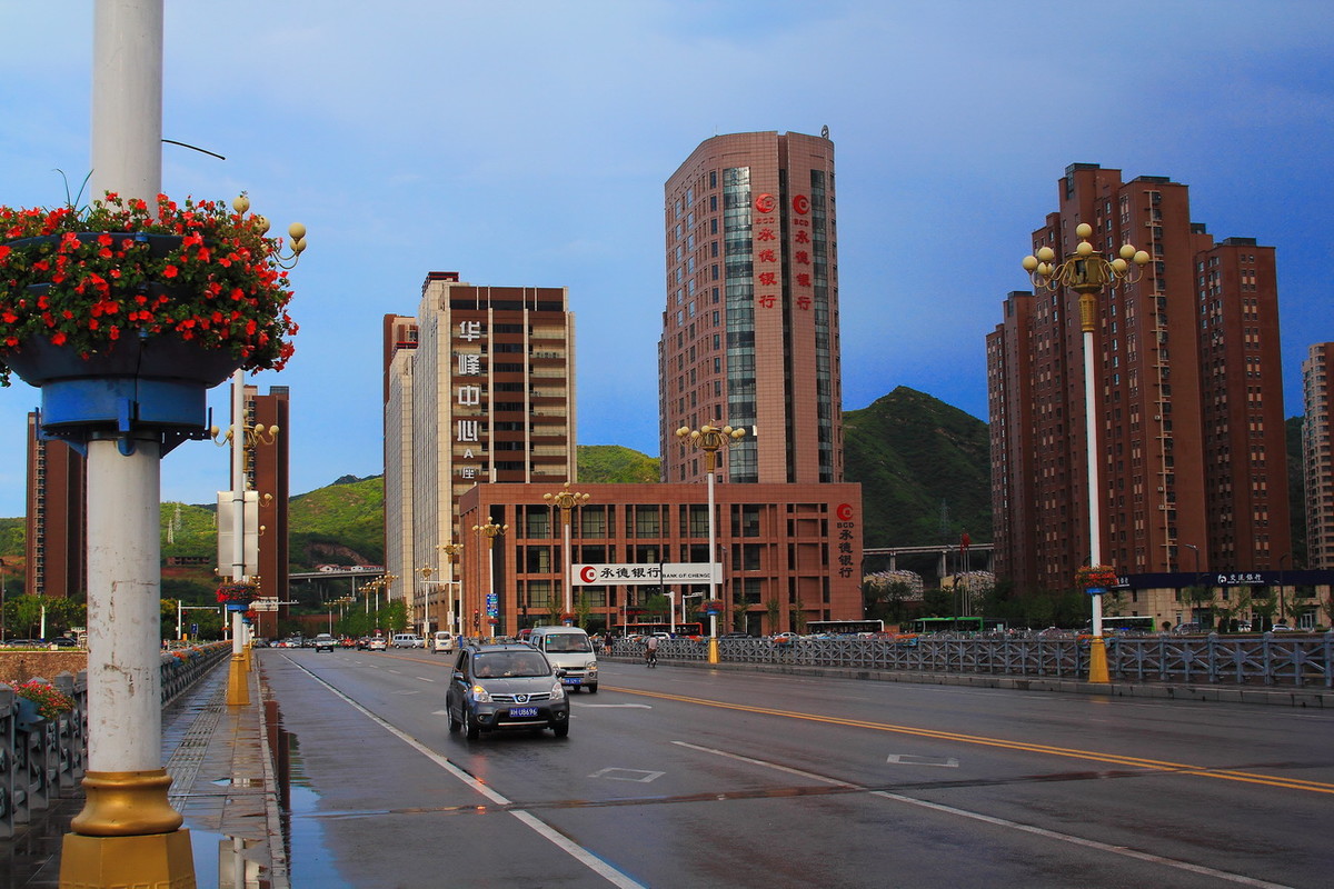 承德河岸城市风光