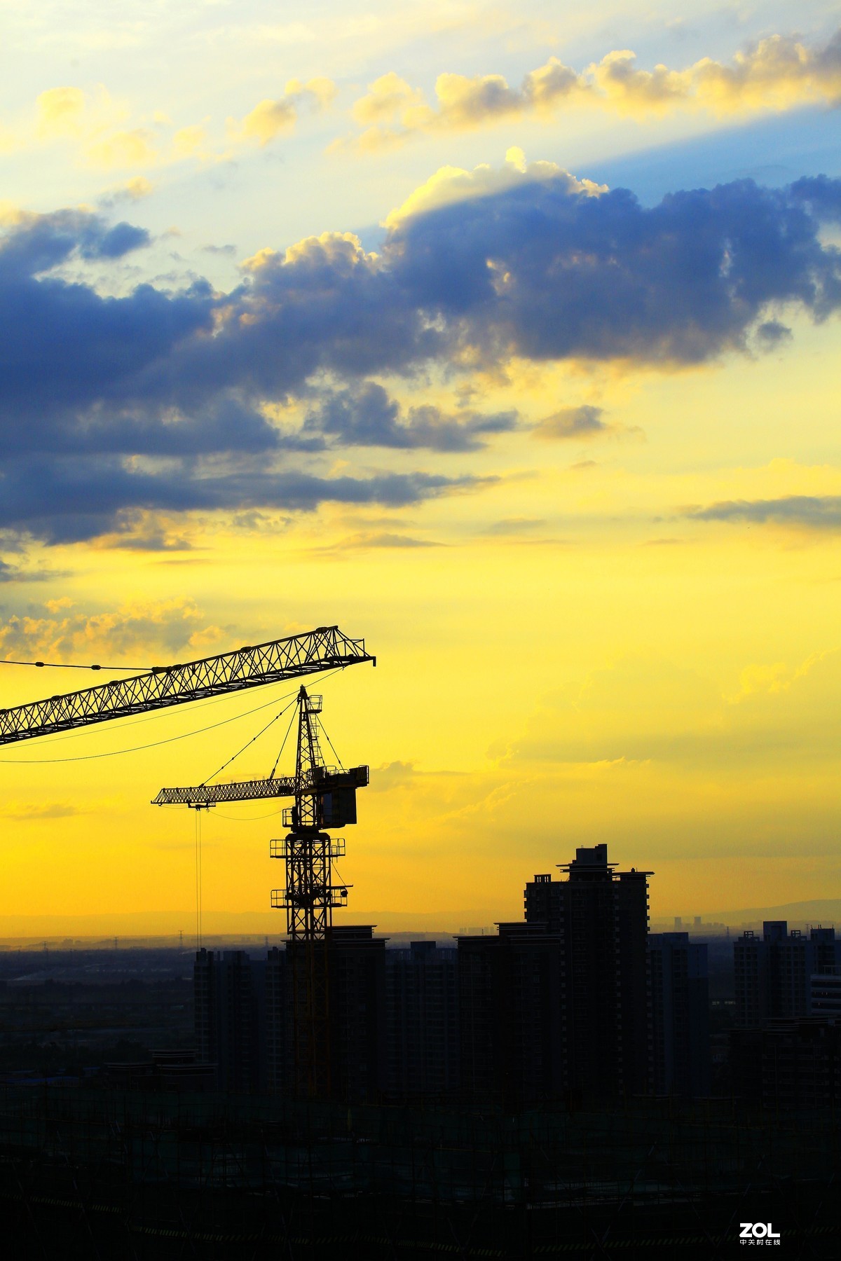 拍窗户外面的城市风光