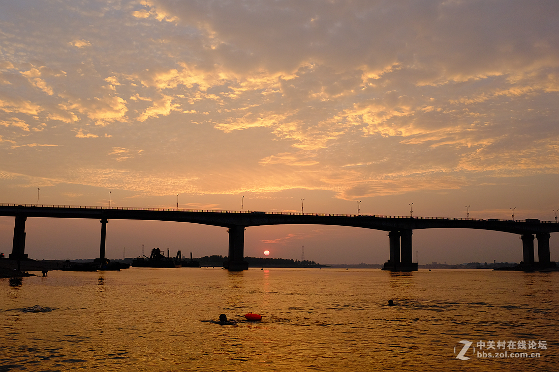 小河的黄昏景色