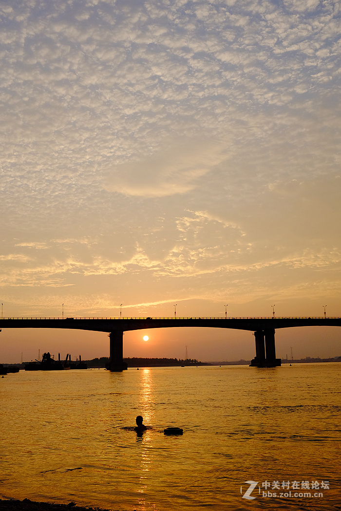 小河的黄昏景色