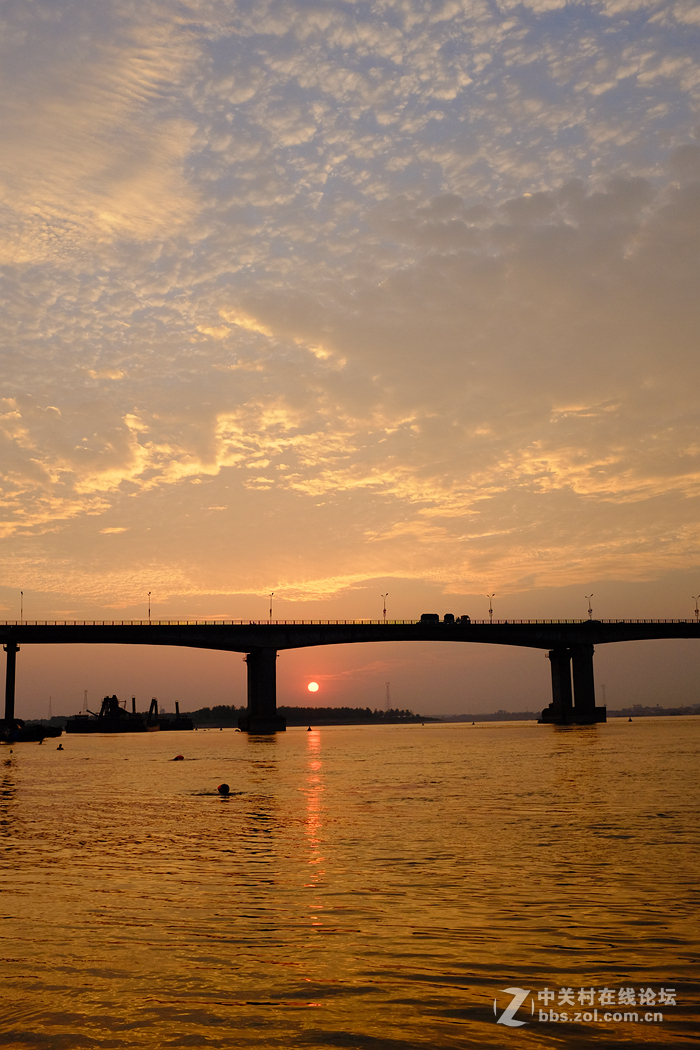 小河的黄昏景色