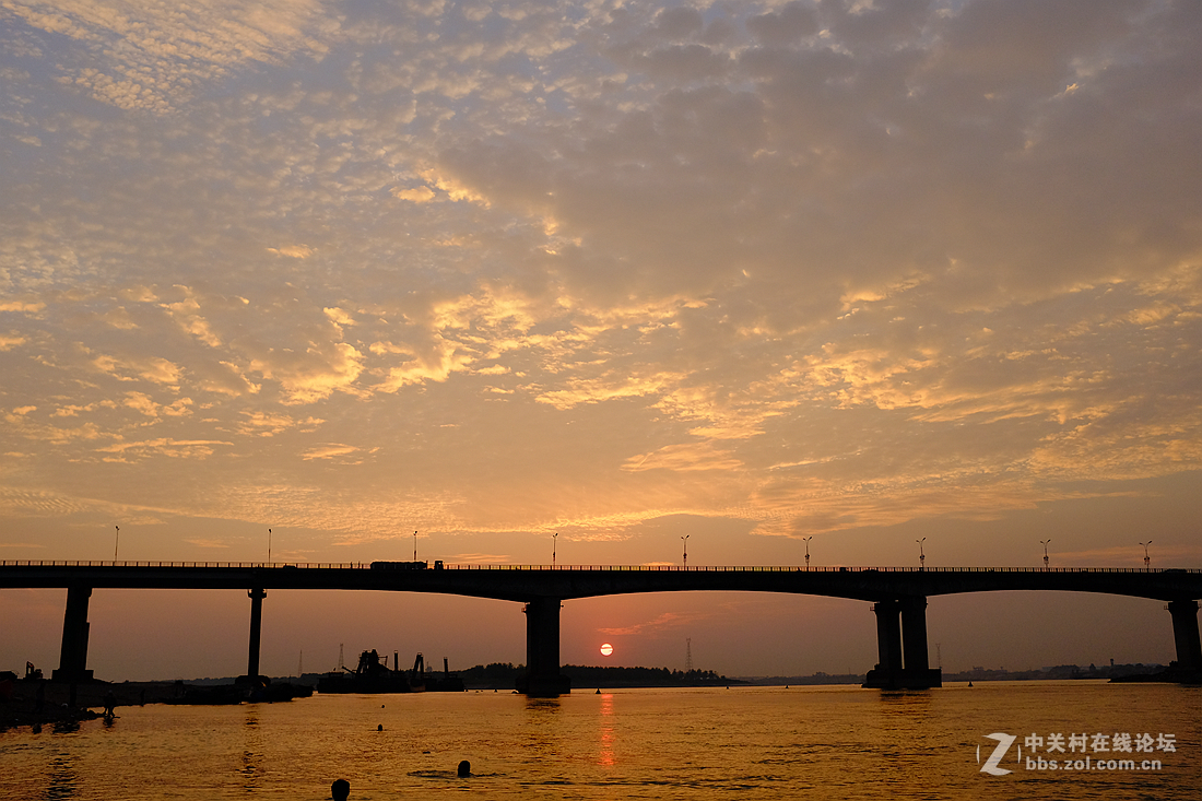 小河的黄昏景色