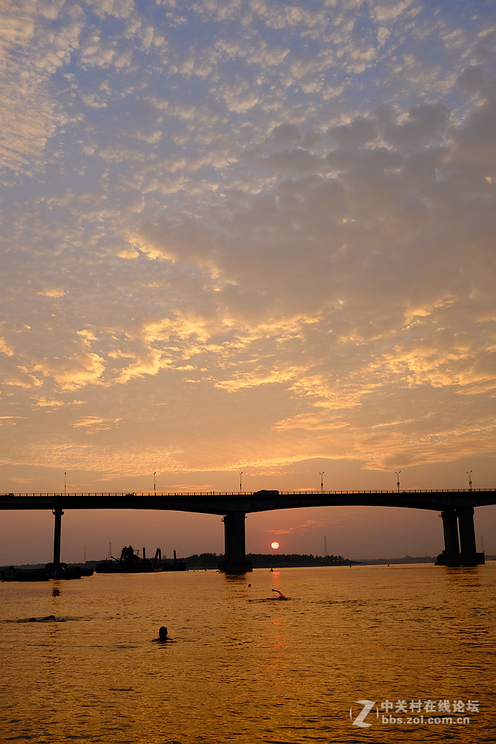 小河的黄昏景色