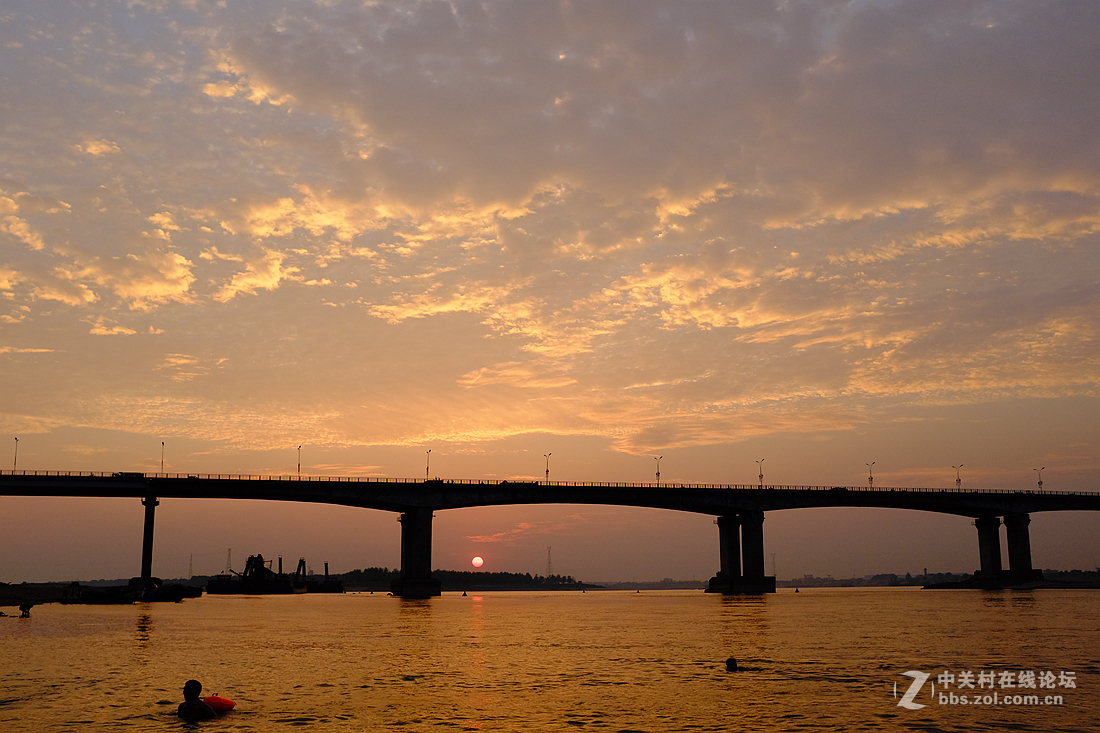 小河的黄昏景色